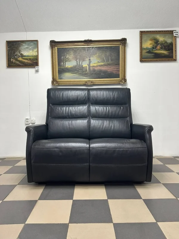 Шкіряний диван з високою спинкою