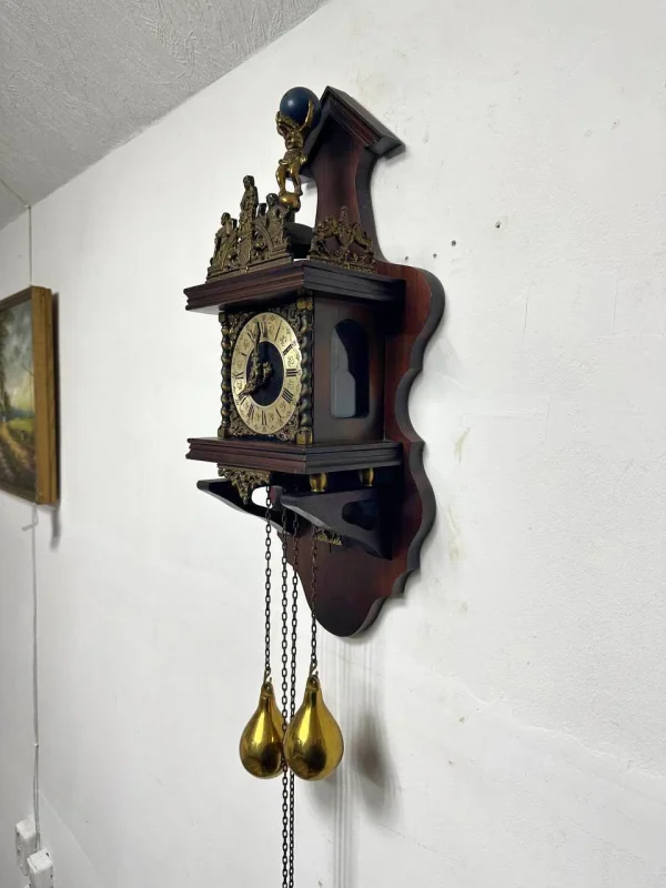 Настінний маятниковий годинник