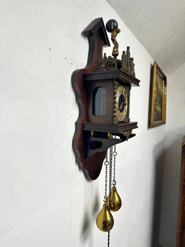Настінний маятниковий годинник