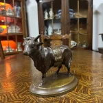 Металева статуетка бика