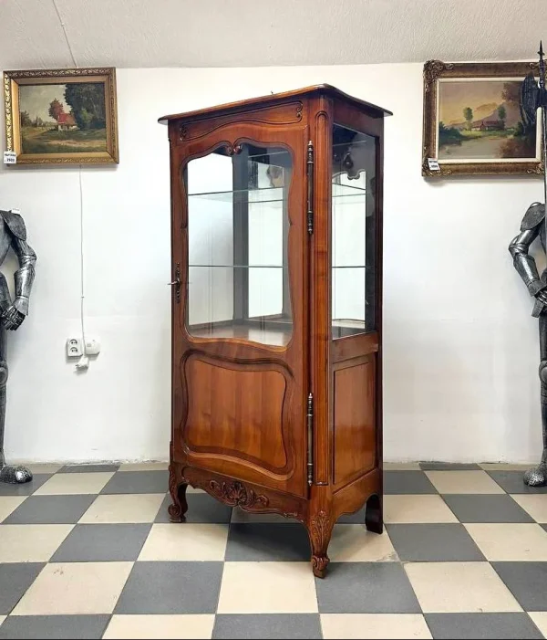 вітрина класична, французька вітрина, деревяна вітрина, вітрина з дерева, вітрина у французькому стилі, класичні меблі, меблі вінтаж, меблі рококо, меблі прованс, скляна вітрина, вітрина для посуду, вітрина для декору, вітрина для колекцій, меблі для вітальні, меблі для їдальні, антикварна вітрина, вінтажна вітрина, меблі з натурального дерева, меблі горіх, вітрина горіховий відтінок, вітрина зі скляними полицями, елегантна вітрина, класичний інтерєр, меблі європа, меблі з різьбленням, компактна вітрина, меблі для дому, меблі преміум, декоративна вітрина, меблі у французькому стилі, меблі для класичного інтерєру, шафа вітрина, вітрина ретро, деревяна шафа вітрина, меблі для кабінету, меблі середина ХХ століття, класична шафа, меблі для колекцій, вітрина для келихів, antikmebli, антик меблі, код 3662, вітрина Київ, вітрина Львів, вітрина Одеса, вітрина Дніпро, вітрина Харків, вітрина Тернопіль, вітрина Луцьк, вітрина Ужгород, вітрина Івано-Франківськ, вітрина Чернівці, меблі для класичного дому