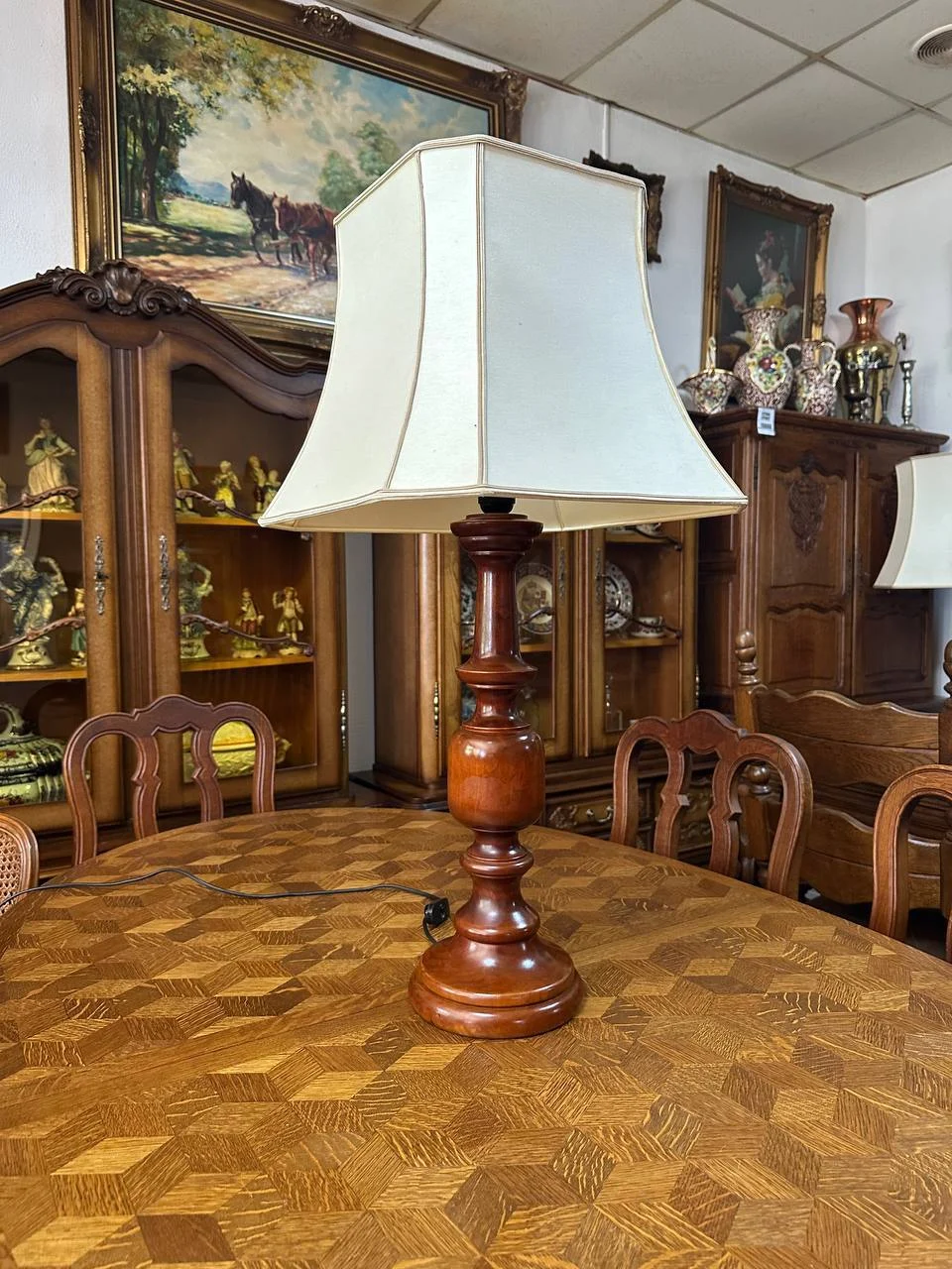 Вишукана настільна лампа