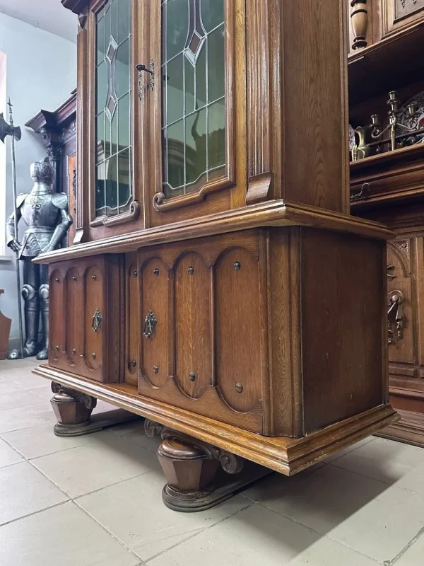Елегантний дубовий сервант-вітрина
