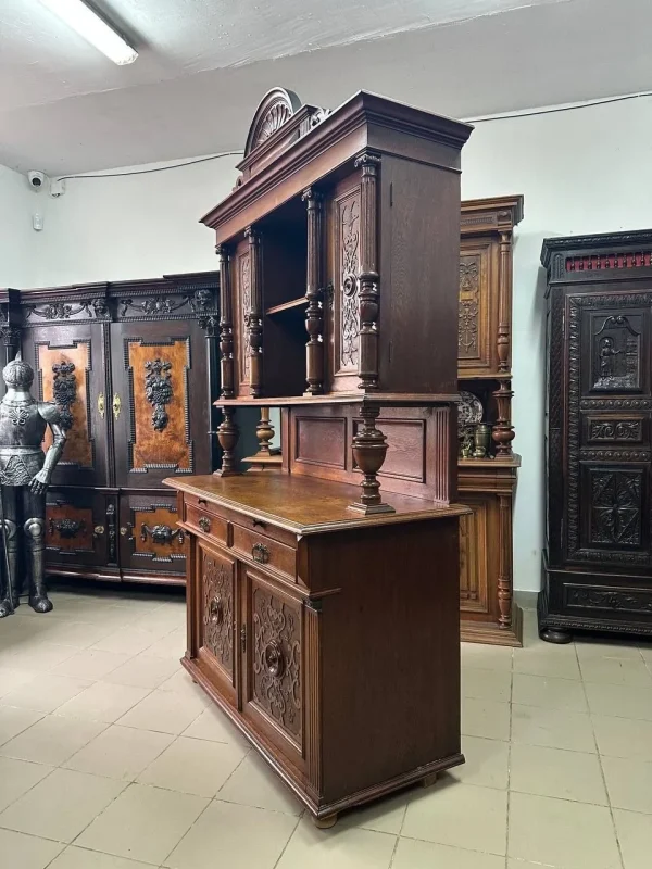Величний дубовий креденс-буфет з різьбленими фасадами