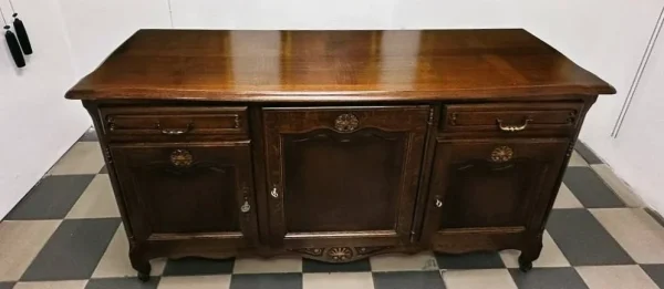 Дубовий комод у французькому стилі з трьома секціями та різьбленням