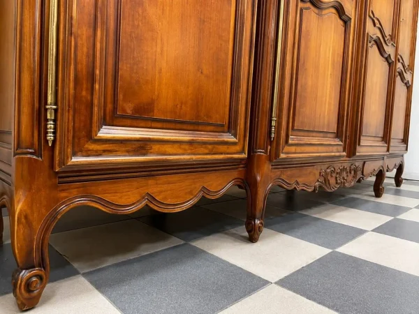 Французька чотиридверна шафа у стилі Людовика XV