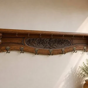 Настінна вішалка в класичному стилі з різьбленим рослинним орнаментом