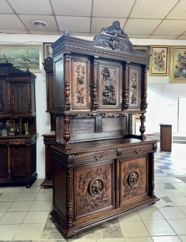 Антикварний креденс у стилі неоренесанс