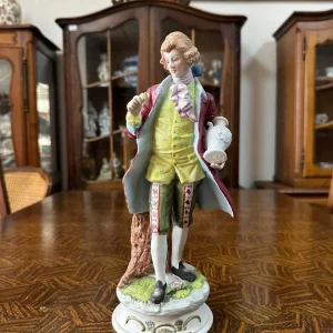 Вінтажна порцелянова статуетка «Молодий аристократ» у стилі рококо