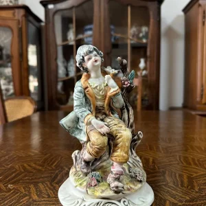 Італійська порцелянова статуетка Capodimonte «Юнак із пташкою» у романтичному стилі
