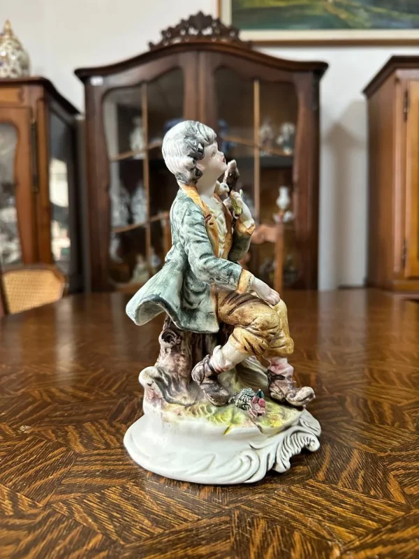 Італійська порцелянова статуетка Capodimonte «Юнак із пташкою» у романтичному стилі