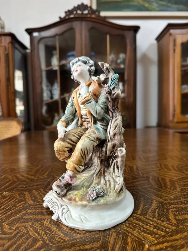 Італійська порцелянова статуетка Capodimonte «Юнак із пташкою» у романтичному стилі