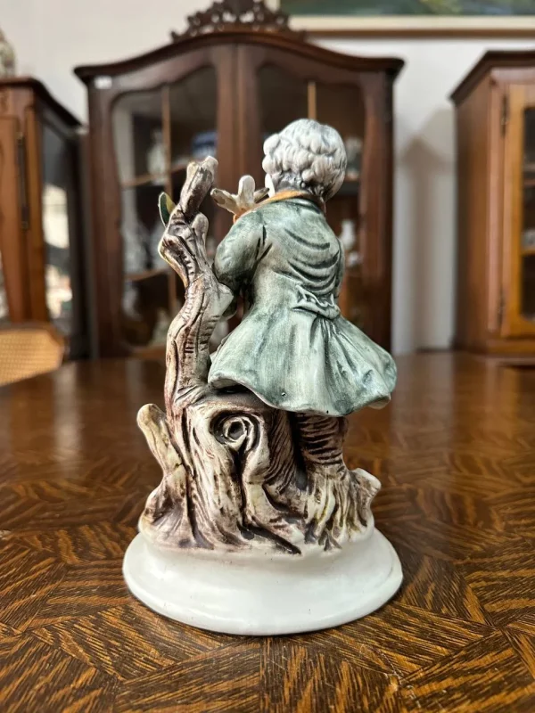 Італійська порцелянова статуетка Capodimonte «Юнак із пташкою» у романтичному стилі
